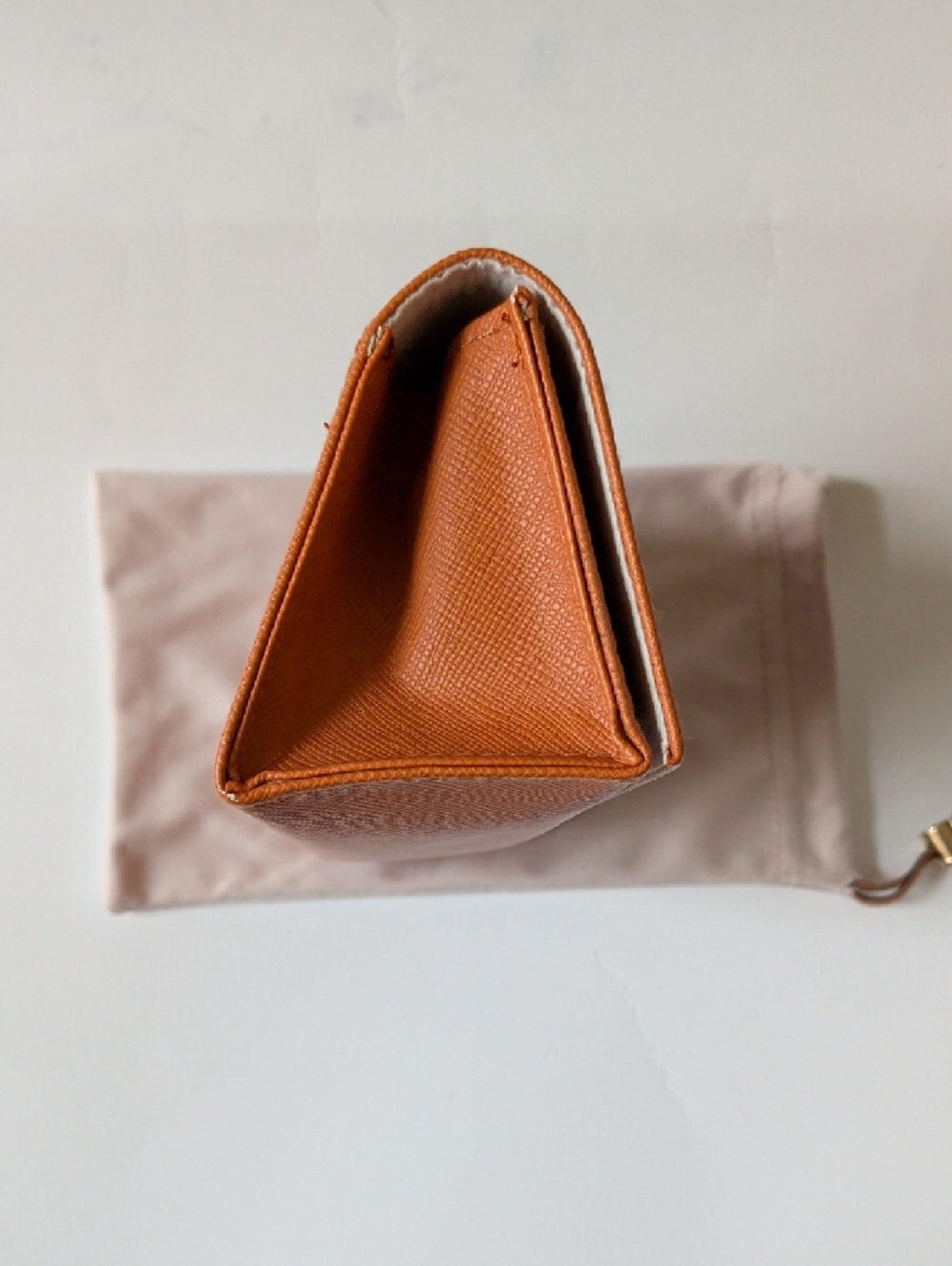 Tory Burch Orange Saffiano Triangular Leather Eyeglass Case with Gold Logo NWOT - Picture 2 of 5